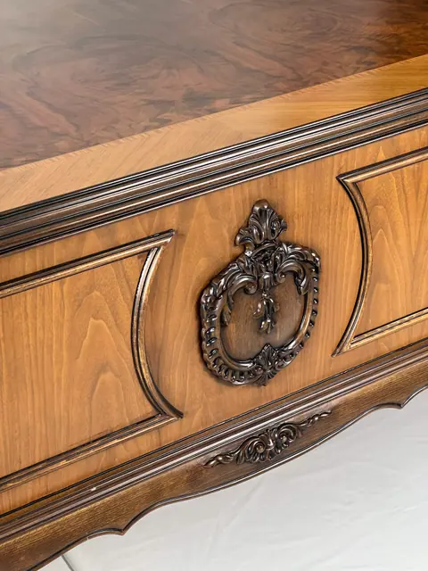 Close view of the carved cartouche at the centre of the back panel.