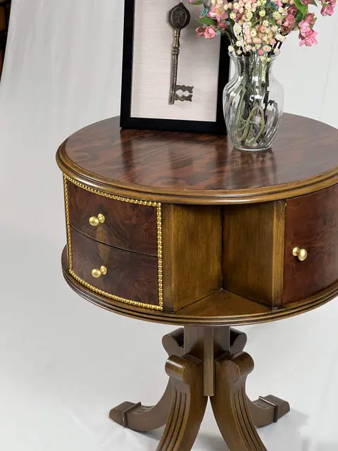The round top seen from above, figured veneer across the grain.