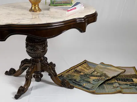 The pedestal and splayed legs seen from low down.