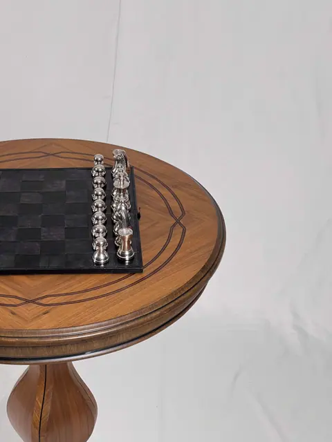 The top edge, with a fine inlaid line following the rim.